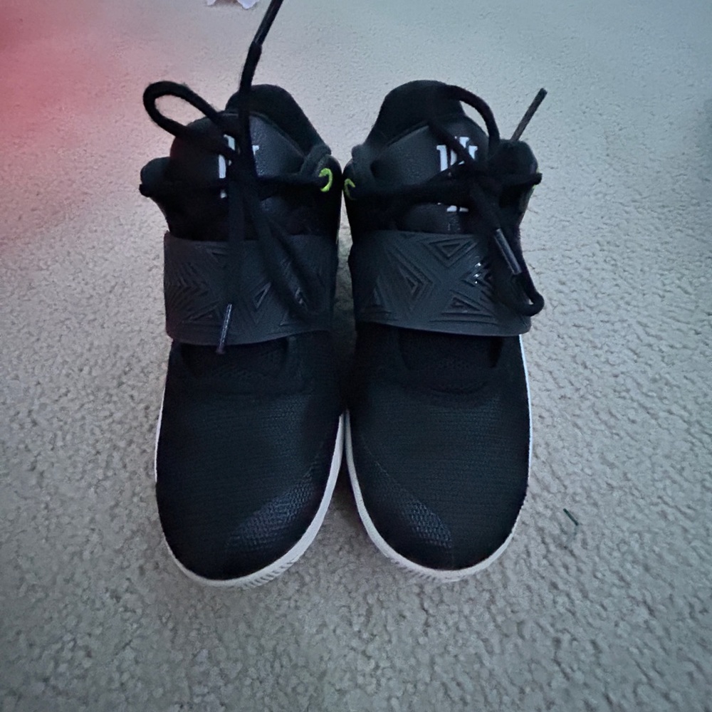 Black kyrie flytraps